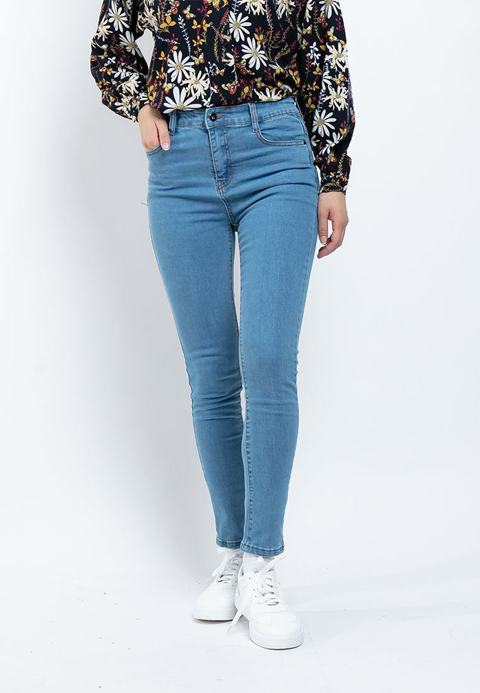 Ariella Ferrera guruhbozlikdan zavqlanadi